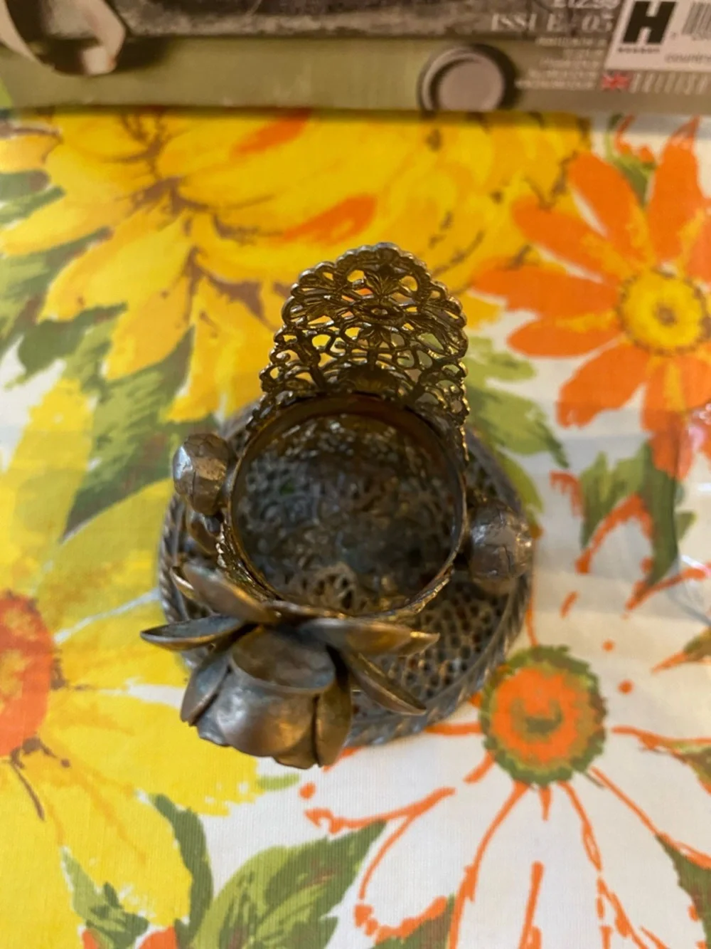 Vintage filigree, gold tone, metal cherubs angels on crumpet fluted glass vase - Picture 8 of 13